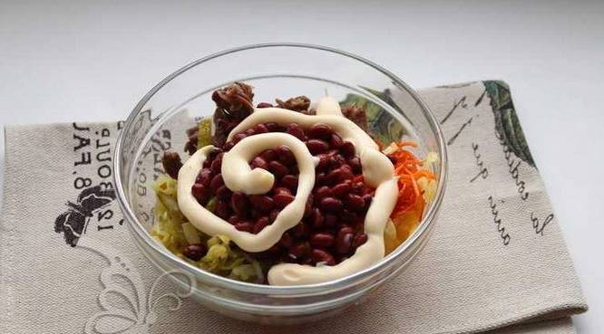 Салат из отварной говядины с солеными огурцами и фасолью