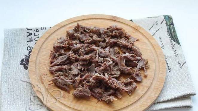 Салат из отварной говядины с солеными огурцами и фасолью