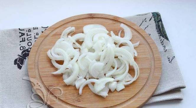 Салат из отварной говядины с солеными огурцами и фасолью
