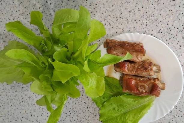 Свиные ребрышки с луком на сковороде