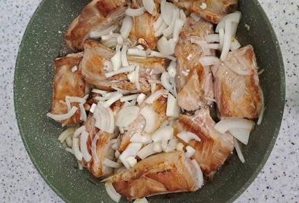 Свиные ребрышки с луком на сковороде