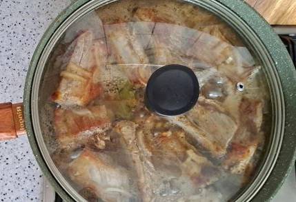 Свиные ребрышки с луком на сковороде
