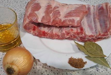 Свиные ребрышки с луком на сковороде