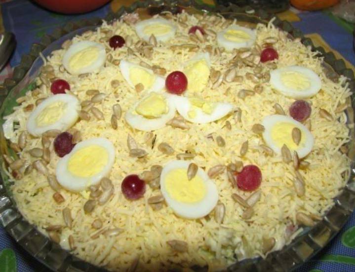 Салат «Буржуйский» с ананасами и семечками