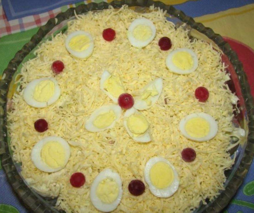 Салат «Буржуйский» с ананасами и семечками