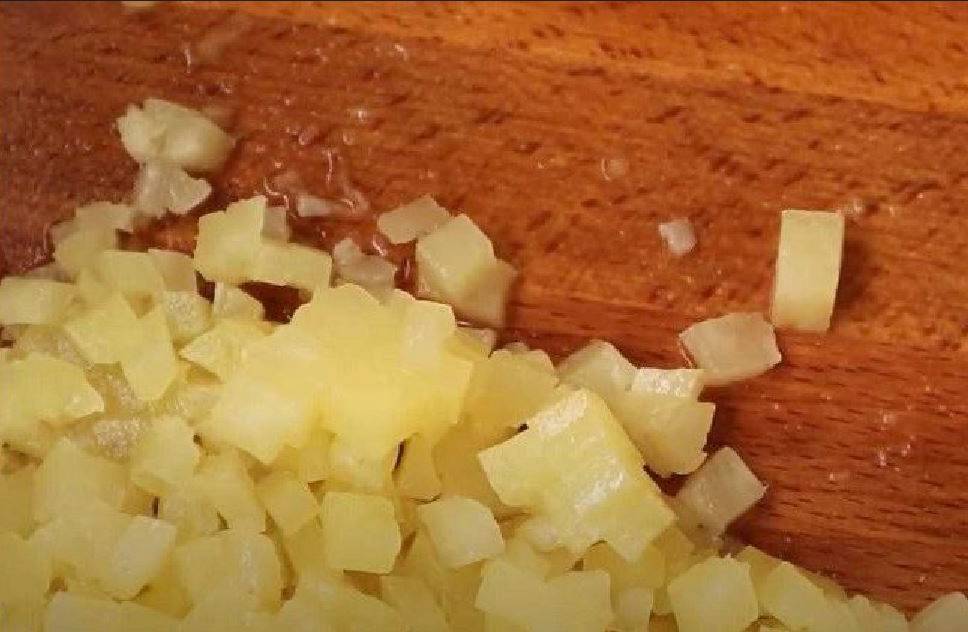 Салат «Буржуйский» с ананасами и семечками
