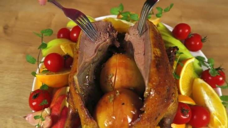 Утка с яблоками с хрустящей корочкой целиком в духовке