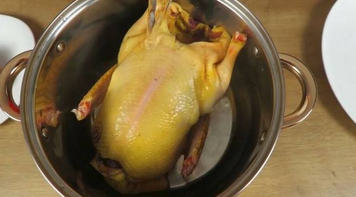 Утка с яблоками с хрустящей корочкой целиком в духовке