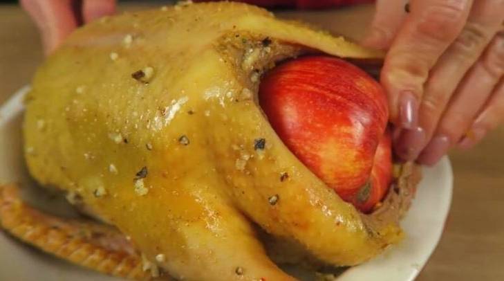 Утка с яблоками с хрустящей корочкой целиком в духовке