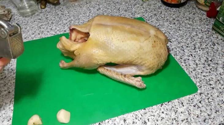 Утка с яблоками с хрустящей корочкой целиком в духовке