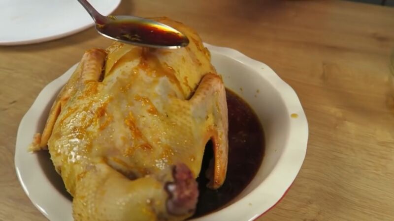 Утка с яблоками с хрустящей корочкой целиком в духовке