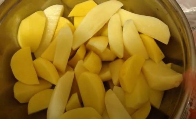 Картошка по-деревенски без кожуры с хрустящей корочкой в духовке
