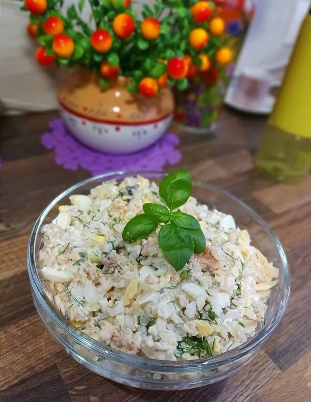 Салат из консервированной горбуши с рисом, яйцом и луком