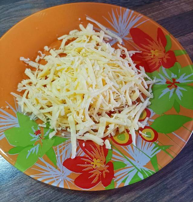 Салат из консервированной горбуши с рисом, яйцом и луком