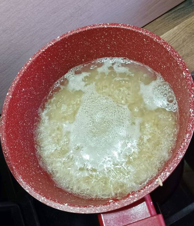 Салат из консервированной горбуши с рисом, яйцом и луком