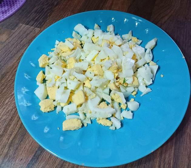 Салат из консервированной горбуши с рисом, яйцом и луком