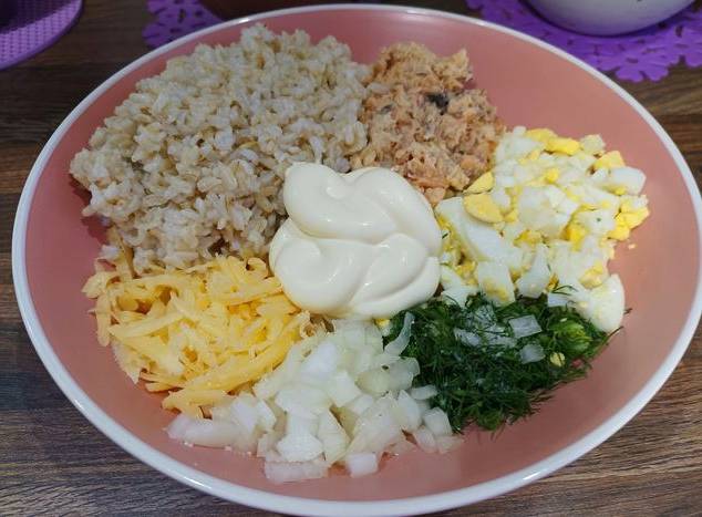 Салат из консервированной горбуши с рисом, яйцом и луком