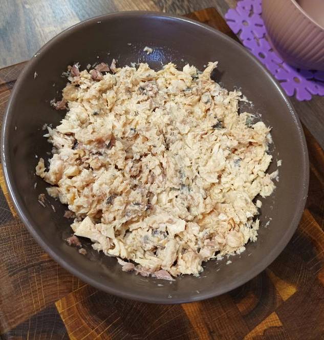 Салат из консервированной горбуши с рисом, яйцом и луком