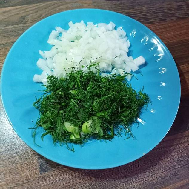 Салат из консервированной горбуши с рисом, яйцом и луком