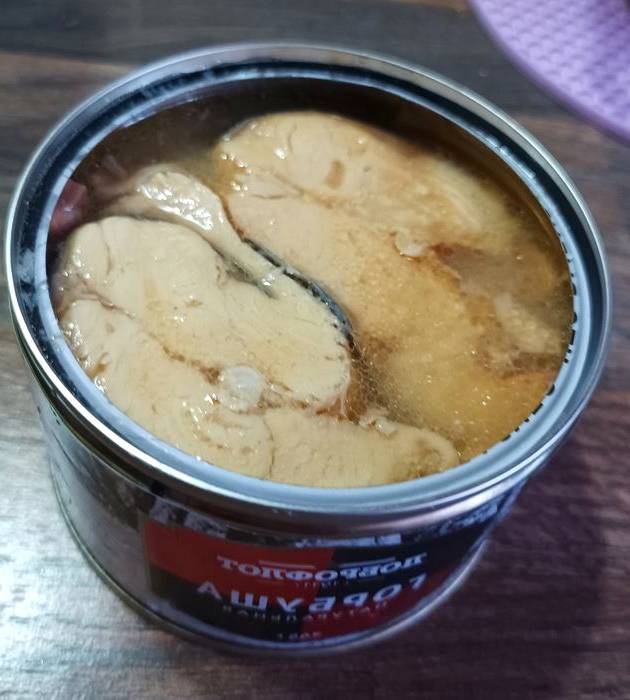 Салат из консервированной горбуши с рисом, яйцом и луком