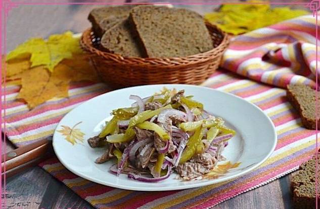 Салат из говядины с соленым огурцом и красным луком