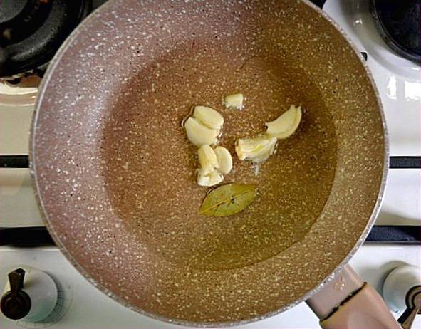 Салат из говядины с соленым огурцом и красным луком