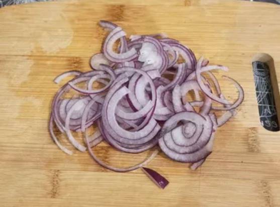 Салат из говядины с соленым огурцом и красным луком