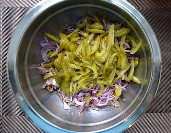 Салат из говядины с соленым огурцом и красным луком