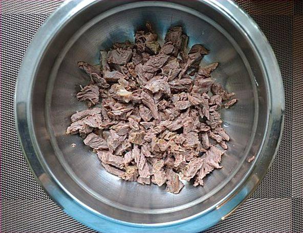 Салат из говядины с соленым огурцом и красным луком