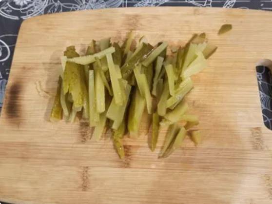 Салат из говядины с соленым огурцом и красным луком