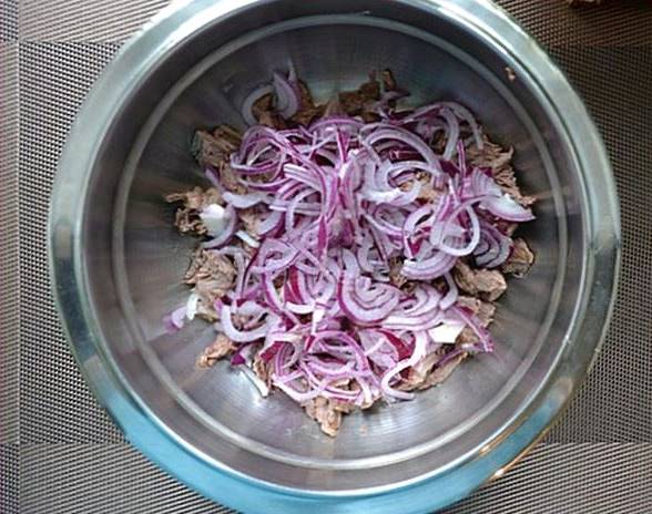 Салат из говядины с соленым огурцом и красным луком