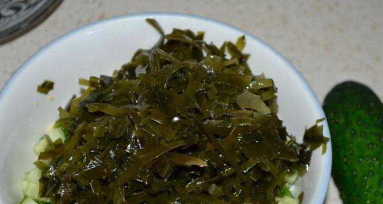 Салат из морской капусты с яйцом и свежим огурцом