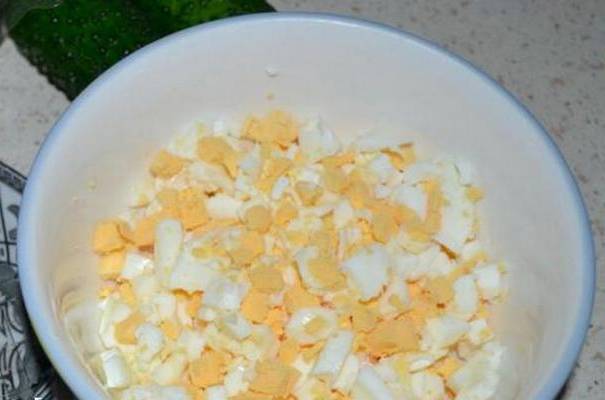 Салат из морской капусты с яйцом и свежим огурцом