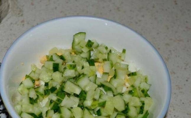 Салат из морской капусты с яйцом и свежим огурцом