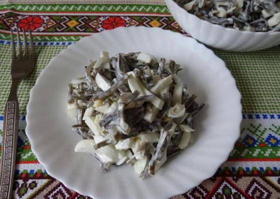 Салат из морской капусты с яйцом и луком
