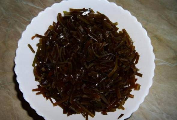 Салат из морской капусты с яйцом и луком