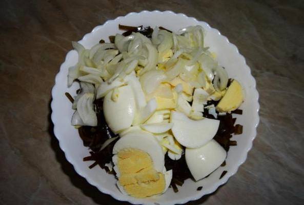 Салат из морской капусты с яйцом и луком