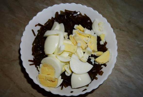Салат из морской капусты с яйцом и луком