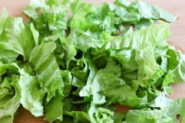 Салат из листьев салата с яйцом и огурцом