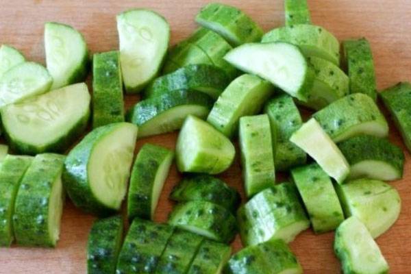 Салат из листьев салата с яйцом и огурцом