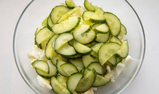 Салат из листьев салата с яйцом и огурцом
