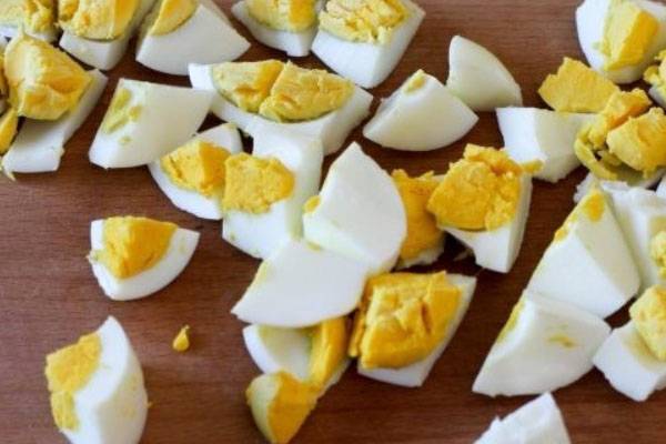 Салат из листьев салата с яйцом и огурцом