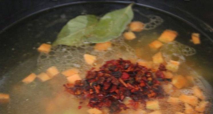 Куриный суп с лапшой и картошкой в мультиварке