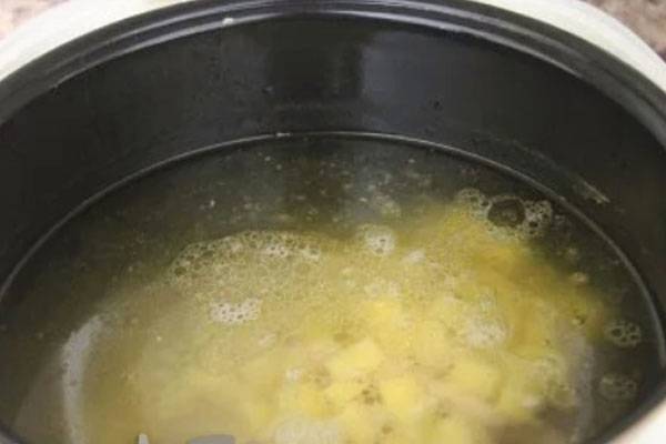 Куриный суп с лапшой и картошкой в мультиварке