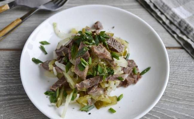 Салат из отварной говядины с солеными огурцами и маринованным луком
