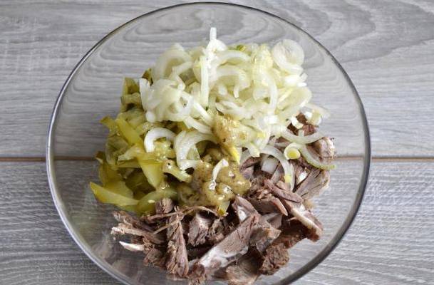 Салат из отварной говядины с солеными огурцами и маринованным луком