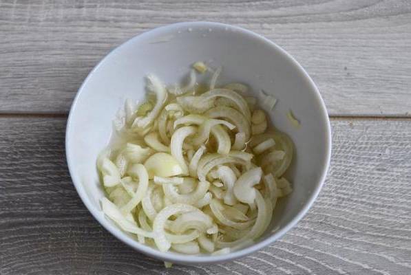 Салат из отварной говядины с солеными огурцами и маринованным луком