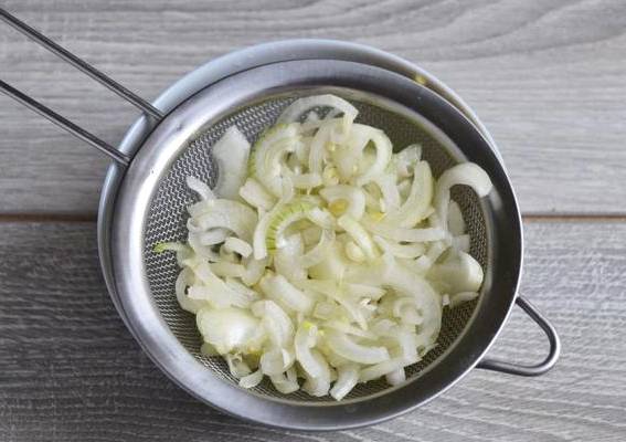 Салат из отварной говядины с солеными огурцами и маринованным луком