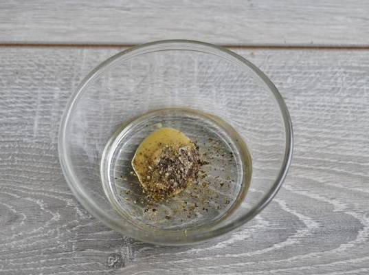 Салат из отварной говядины с солеными огурцами и маринованным луком