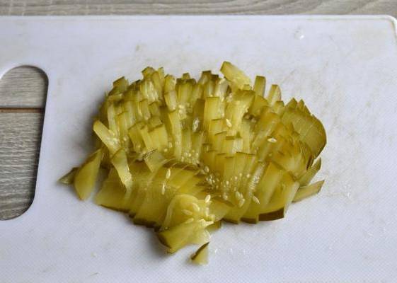 Салат из отварной говядины с солеными огурцами и маринованным луком